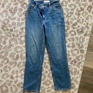A&F Vintage Stretch Denim
Curve Love Ultra High Rise 90s Straight Jean (27)